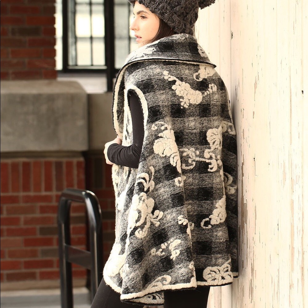 Floral embossed shawl vest in black/white